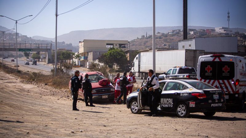 Conductor sufre volcadura tras intentar esquivar un camión en el bulevar 2000
