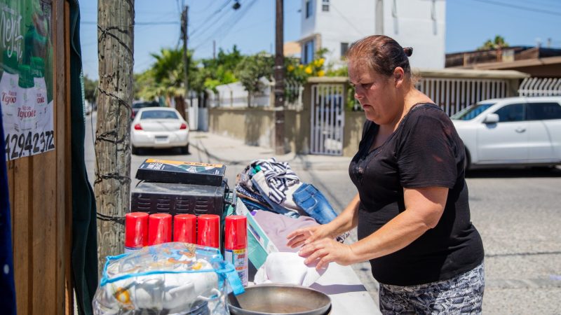 Madre vende ropa en la colonia Buena Vista para pagar hemodiálisis de su hija