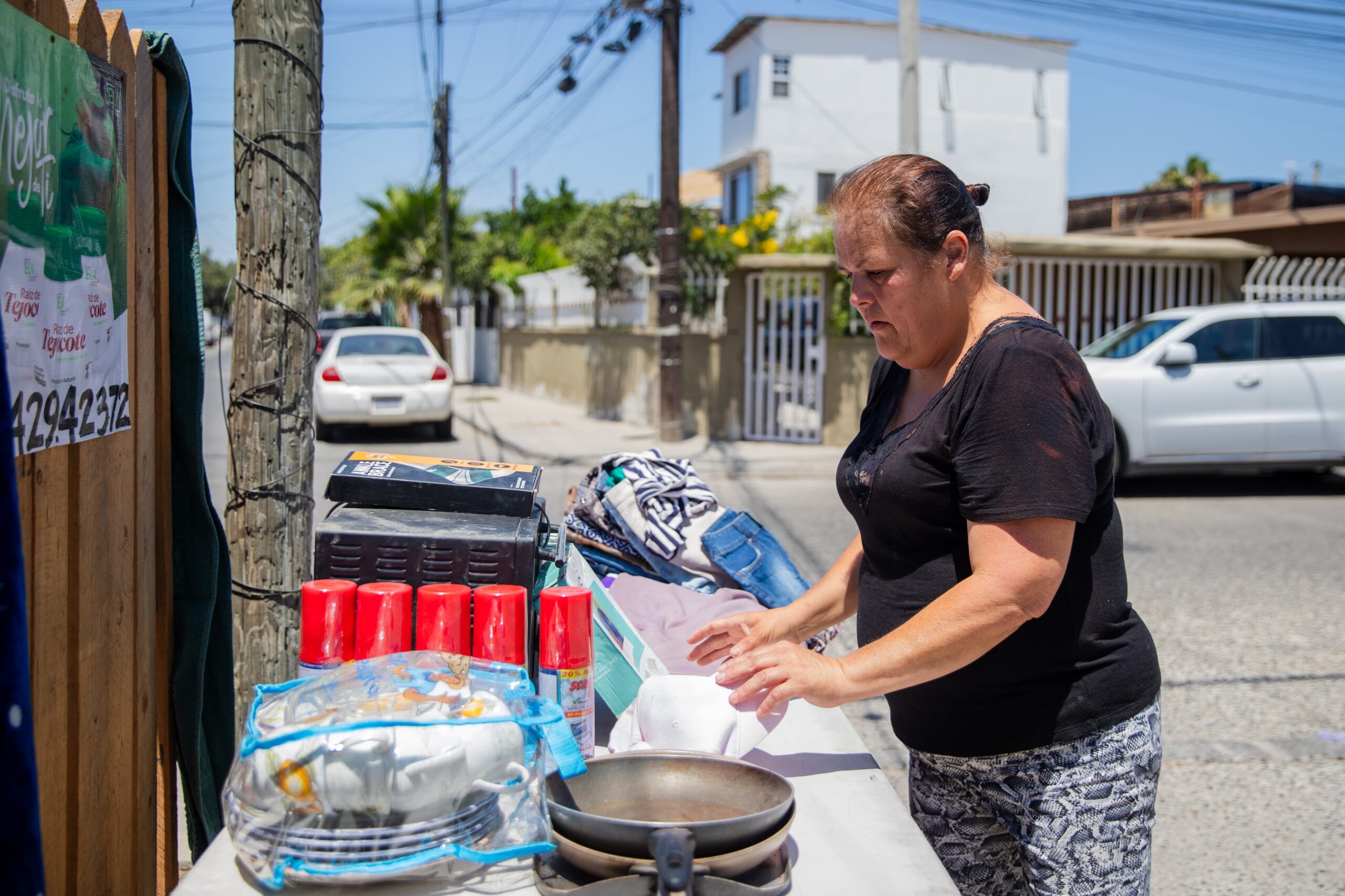 Madre vende ropa en la colonia Buena Vista para pagar hemodiálisis de su hija