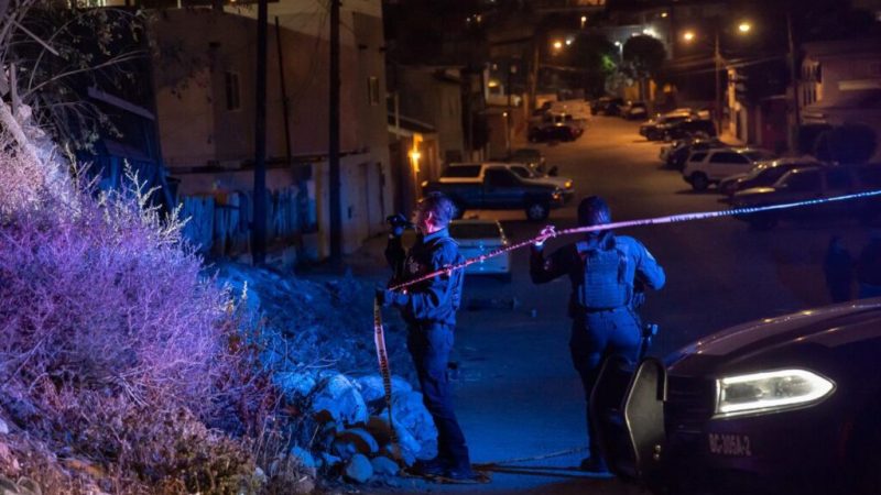 Hombre es asesinado a balazos frente a la casa de su madre