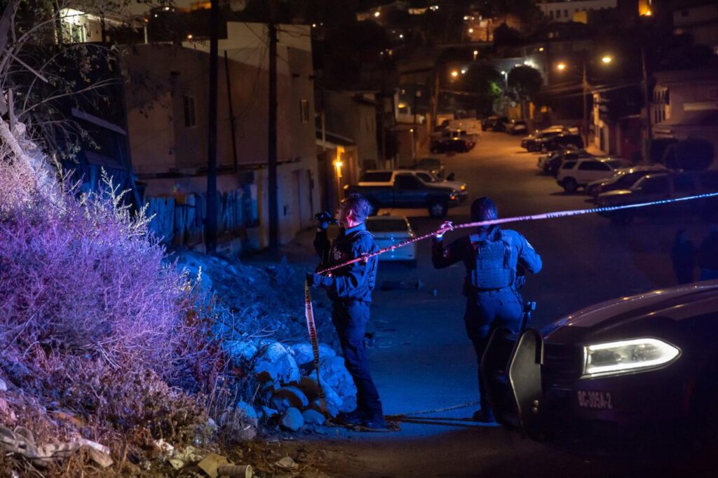 Hombre es asesinado a balazos frente a la casa de su madre