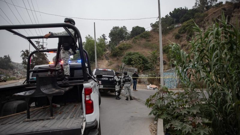 Abandonan cuerpo con narcomensaje en Pedregal de Santa Julia