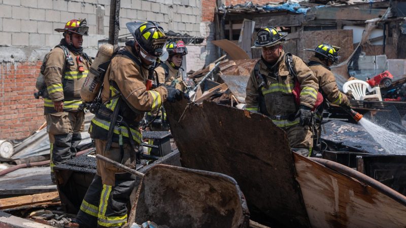 Rescata Bomberos de Tijuana a personas y mascotas de una cuartería