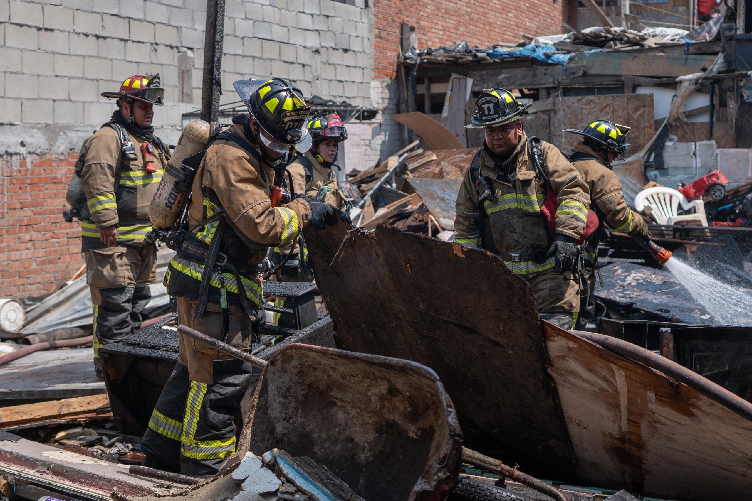 Rescata Bomberos de Tijuana a personas y mascotas de una cuartería