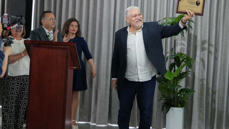 Canaco Tijuana reconoce trayectoria de Joaquín Cosio
