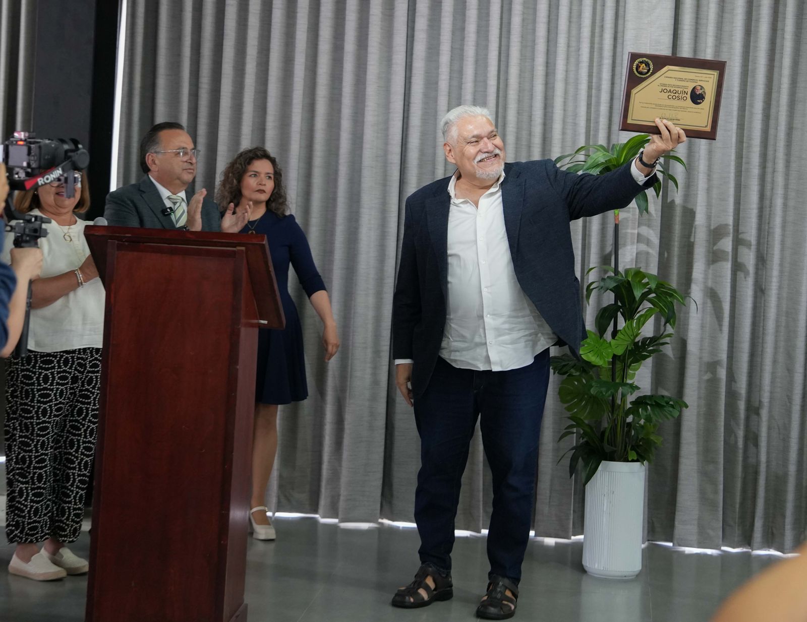 Canaco Tijuana reconoce trayectoria de Joaquín Cosio