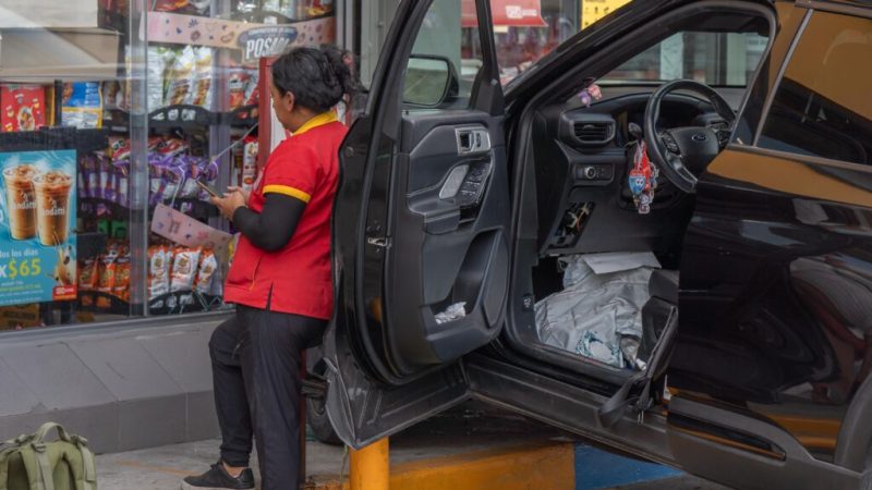 Cruz Roja atienda a mujer que se impacto contra un Oxxo en la colonia Hidalgo