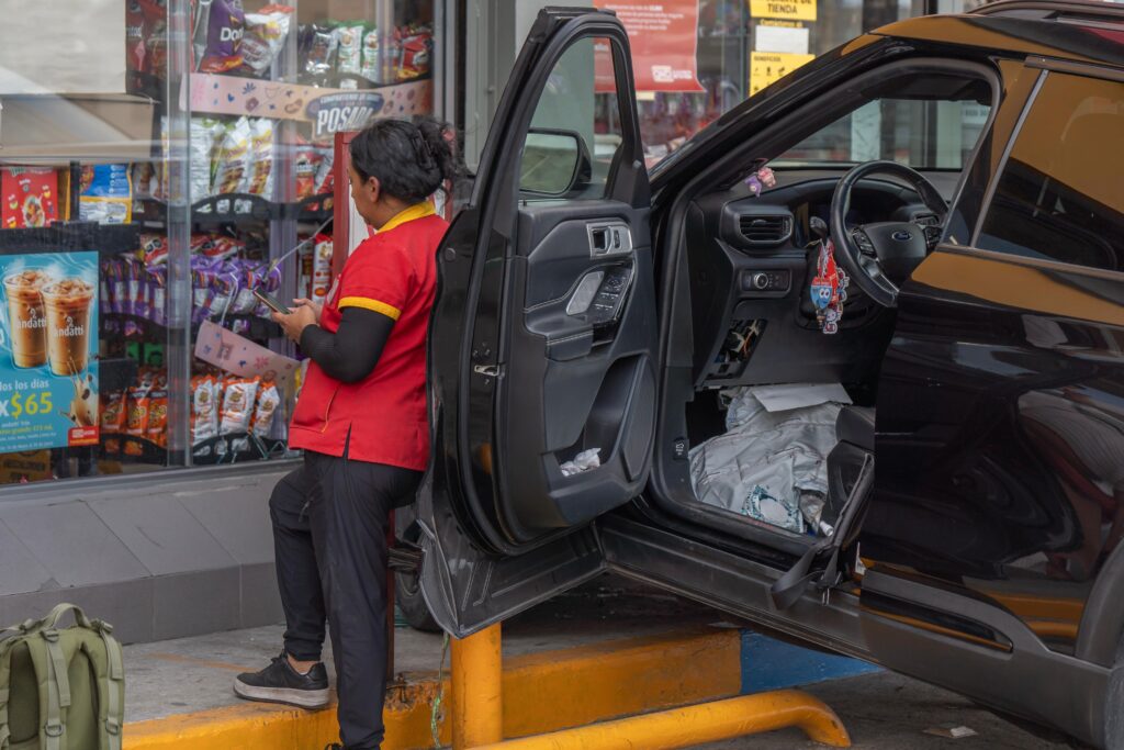 Cruz Roja atienda a mujer que se impacto contra un Oxxo en la colonia Hidalgo