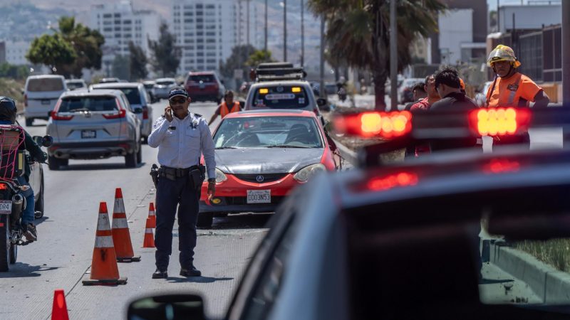Lo sacan del camino y choca en la Vía Rápida Poniente