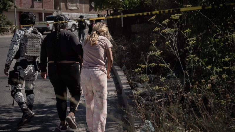 Asesinan a hombre a bordo de una minivan en Jardines de las Cruces