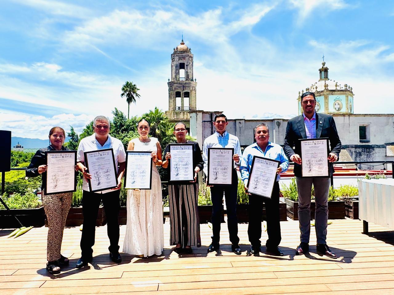 Román Cota firma hermanamiento con Pueblos Mágicos