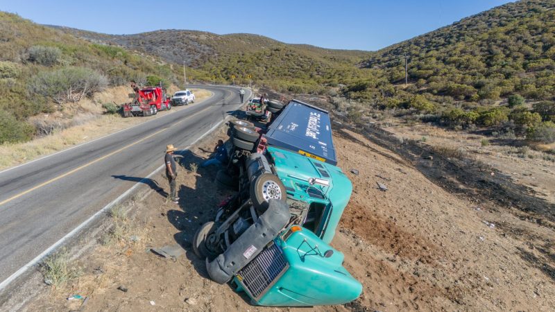 Incendio de gran magnitud provoca cierre temporal de autopistas en La Rumorosa