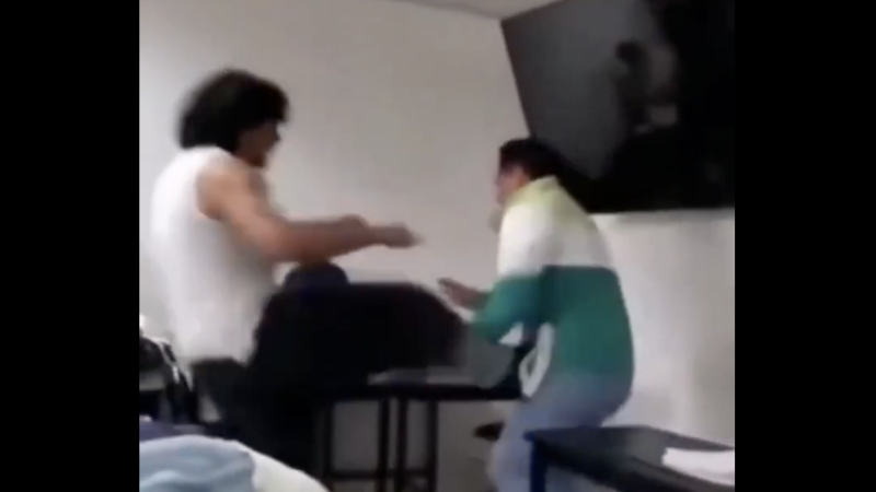 Universitario golpea a profesor en México y queda grabado en video