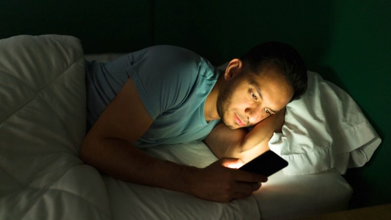 ¿Tú también lo haces? El error que muchas personas cometen antes de dormir