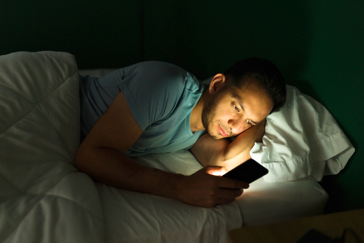 ¿Tú también lo haces? El error que muchas personas cometen antes de dormir