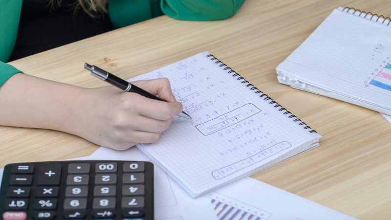 En matemáticas, humanos vencen a IA de Google y OpenAI con puntuación oro