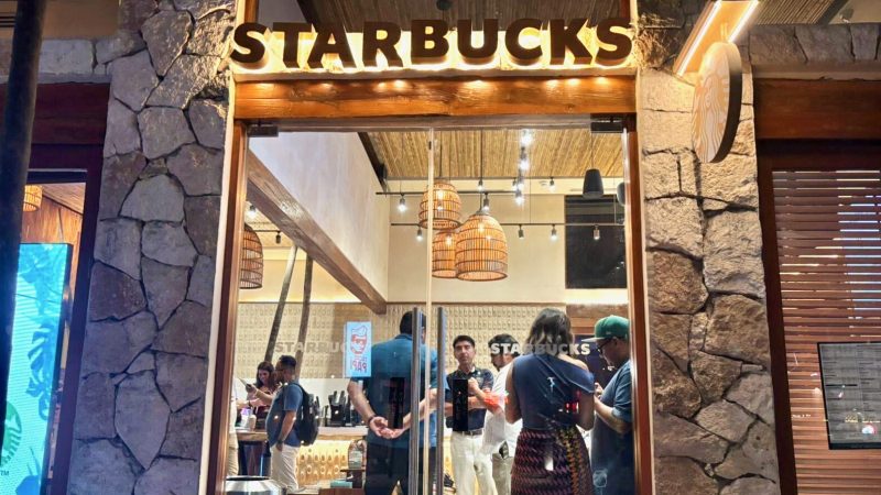 Entre la casa y la oficina, Starbucks quiere ser el tercer espacio de encuentro