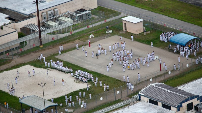 “Sientes que tu vida terminó”, denuncian abusos a migrantes detenidos en EU