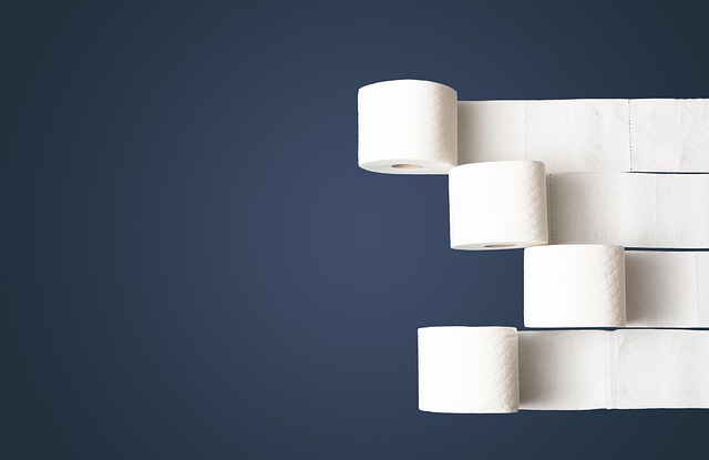¿Por qué las personas ricas gastan menos en papel de baño?