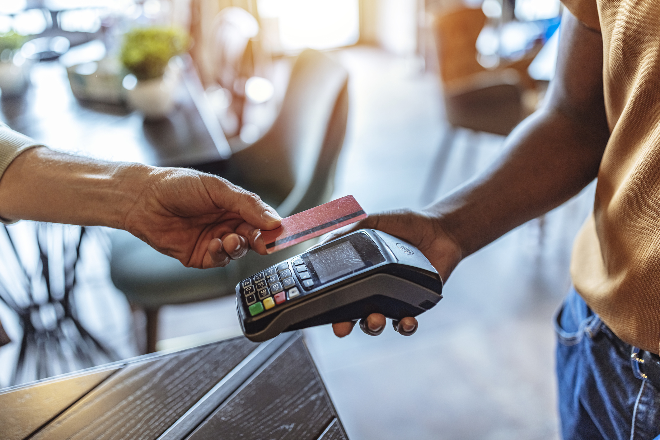 Cuidado con el NFC: alertan por robos sin contacto en tarjetas y celulares