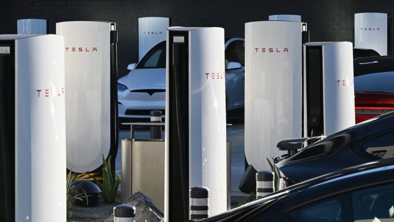 Elon Musk revela nuevo plan para robotaxis de Tesla e incluye a Grok