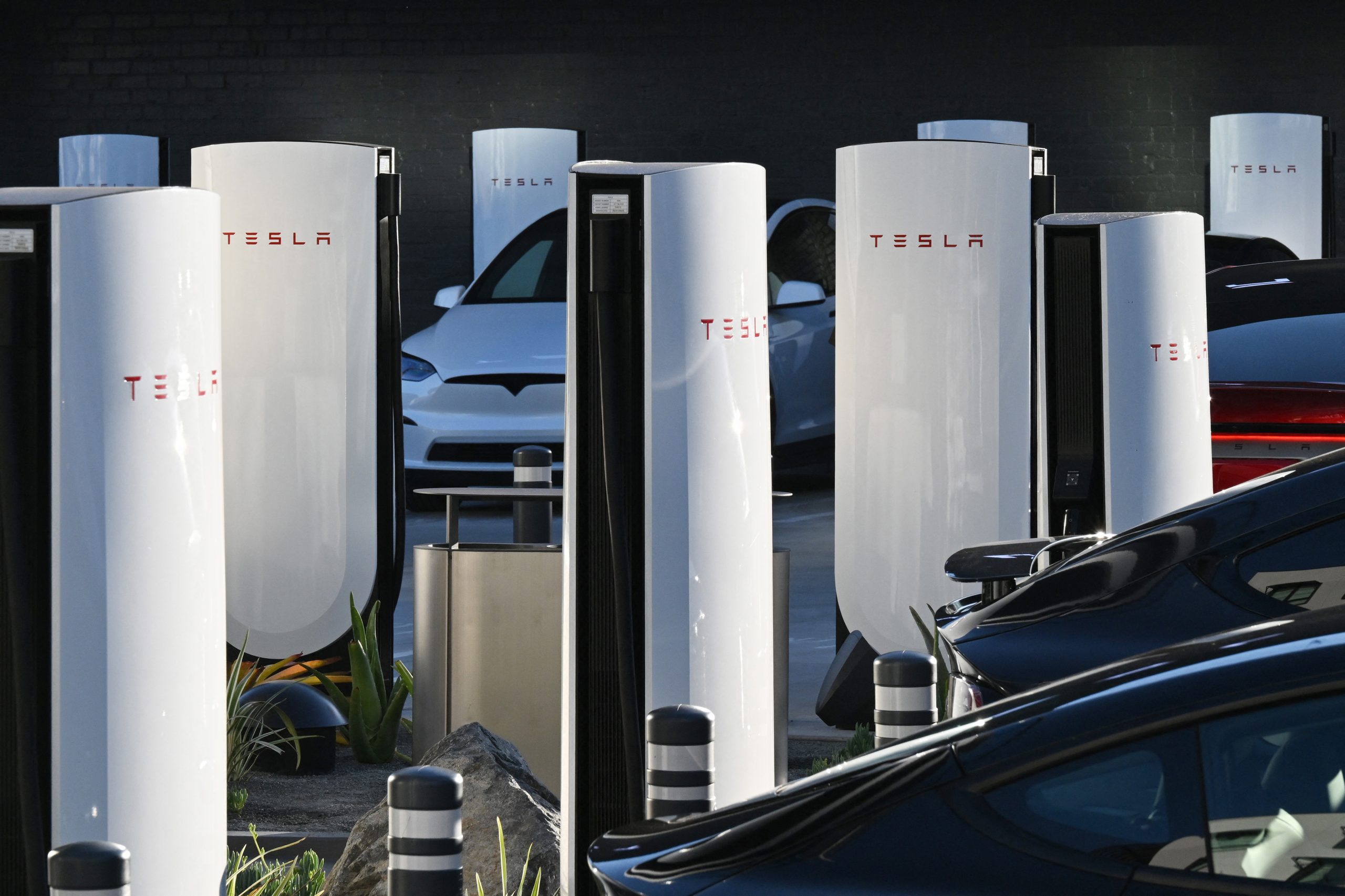Elon Musk revela nuevo plan para robotaxis de Tesla e incluye a Grok