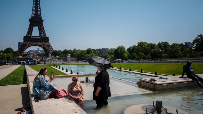 Cierran Torre Eiffel por ola de calor extremo; Europa arde bajo el sol