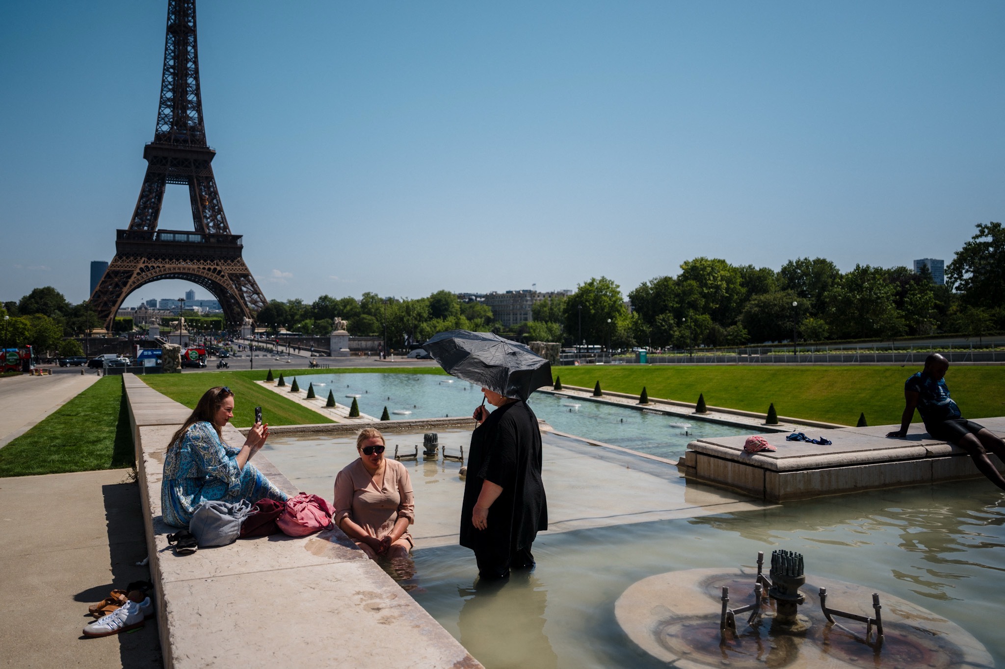 Cierran Torre Eiffel por ola de calor extremo; Europa arde bajo el sol