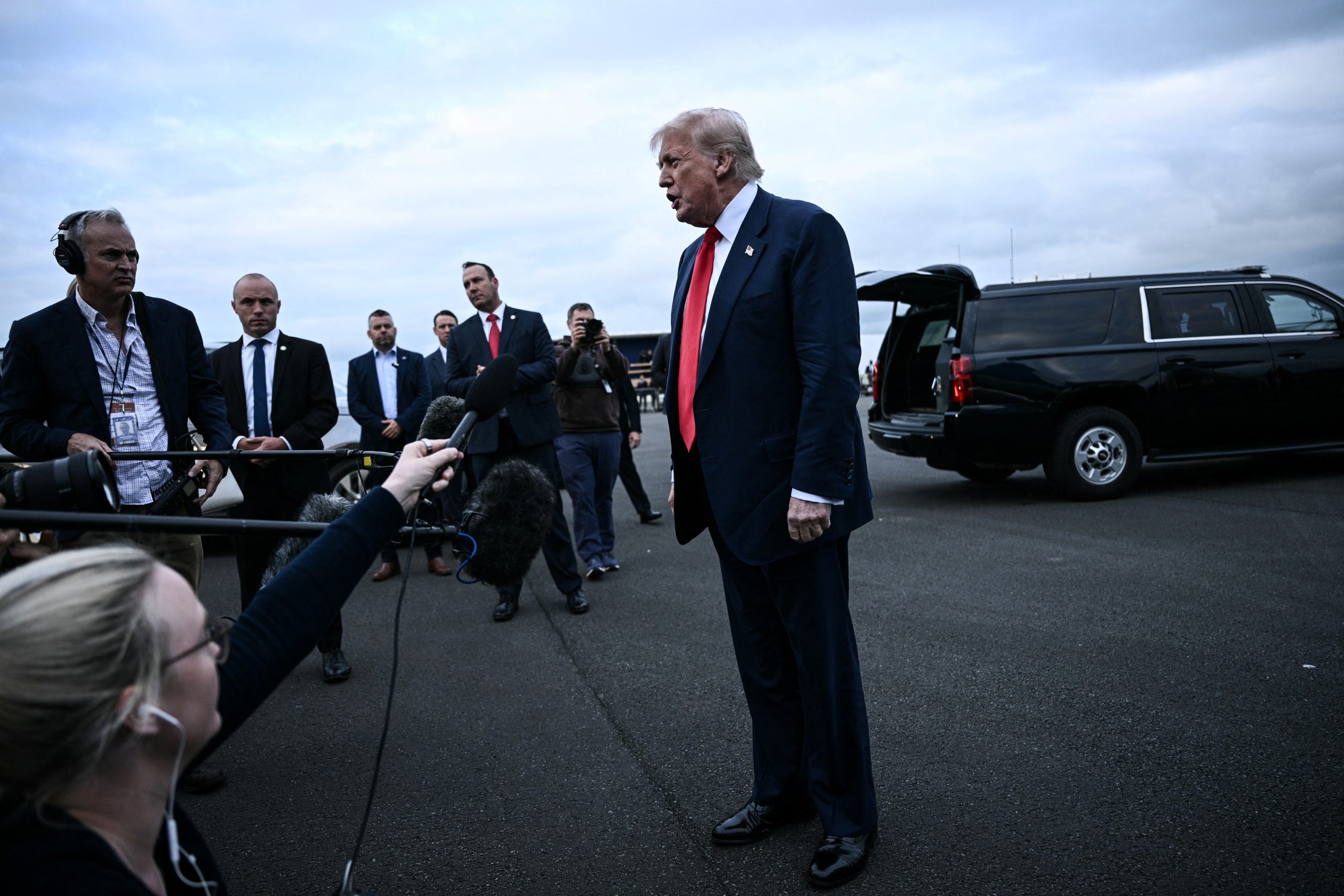 La mano derecha de Epstein vuelve a hablar mientras Trump sigue a la defensiva