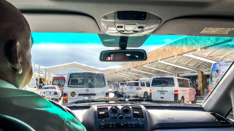 Turistas ya pueden agendar viajes por Uber en el Aeropuerto de Cancún