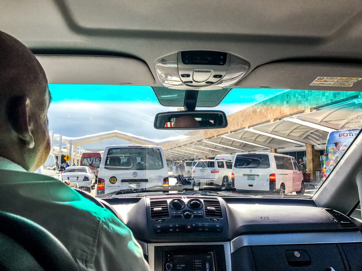 Turistas ya pueden agendar viajes por Uber en el Aeropuerto de Cancún