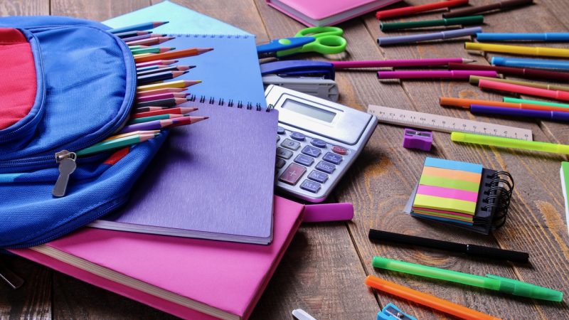 ¿Pueden obligarte a comprar útiles y uniformes nuevos? Esto dice la Profeco