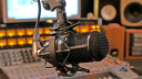 La banda de AM y la radio no comercial acotaron sus niveles de audiencia en el primer semestre de 2025