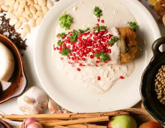 Chiles en nogada: Arango celebra la temporada con la mejor vista al Monumento a la Revolución