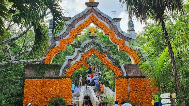 Noche de Ánimas y Hanal Pixán: dos visiones de la muerte se unen en Xcaret 2025
