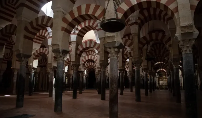 Histórica mezquita española de Córdoba reabre sus puertas tras incendio