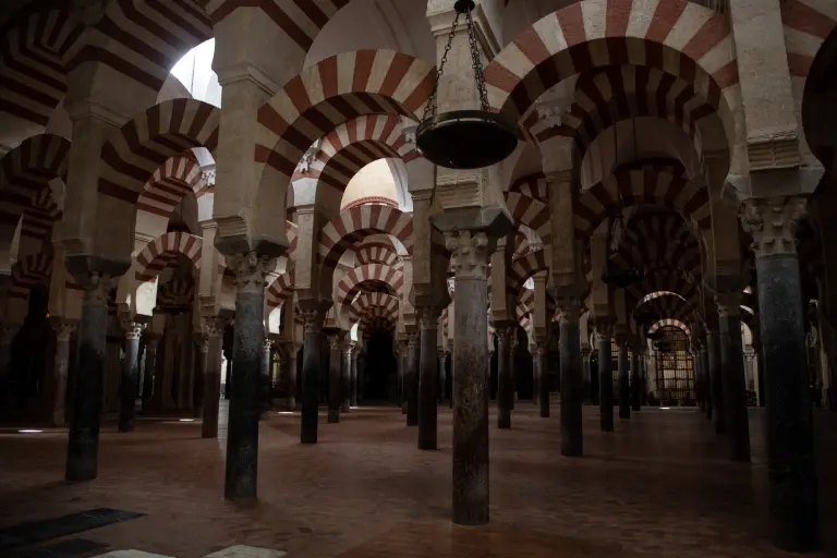 Histórica mezquita española de Córdoba reabre sus puertas tras incendio
