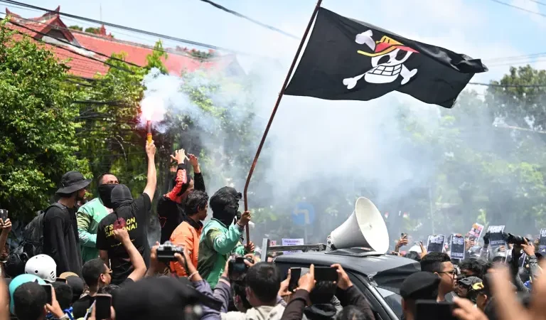 Protestas por brutalidad policial en Indonesia dejan tres muertos y suspensión de TikTok