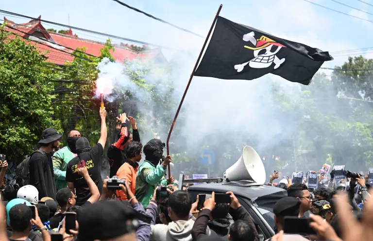 Protestas por brutalidad policial en Indonesia dejan tres muertos y suspensión de TikTok