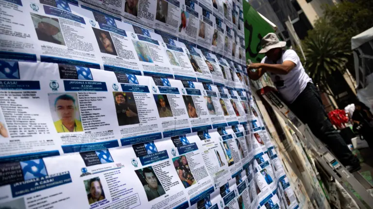 "¡Jalisco es una fosa!": cientos marchan para exigir justicia por víctimas de desaparición