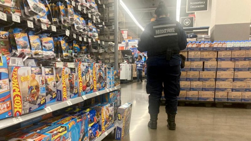 'No nos dejan sentarnos ni tantito': Ley silla, a dos meses de aprobada, no es aplicada en CDMX