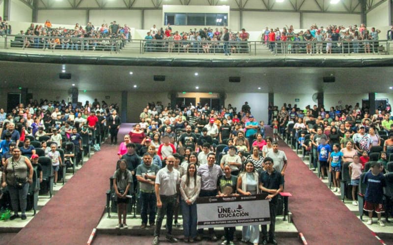 Roman Cota entrega vales para uniformes escolares a 700 estudiantes