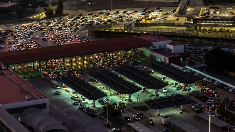 Largas filas para cruzar de San Diego a Tijuana por El Chaparral