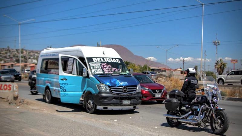 Mujer es atropellada por transporte público en bulevar 2000