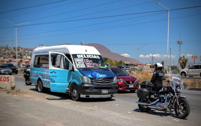 Mujer es atropellada por transporte público en bulevar 2000