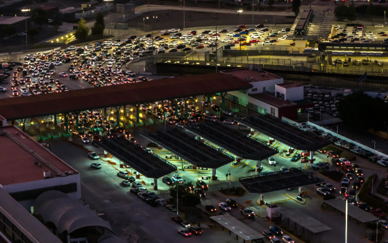 Largas filas para cruzar de San Diego a Tijuana por El Chaparral