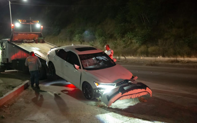 Hallan vehículo volcado y abandonado en canal del Periférico