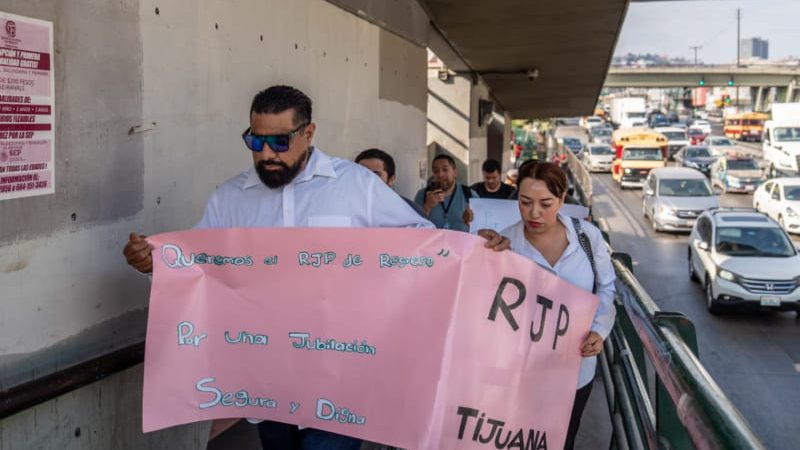 Personal del IMMS marcha para exigir un régimen de jubilación y pensiones digno