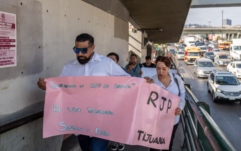 Personal del IMMS marcha para exigir un régimen de jubilación y pensiones digno