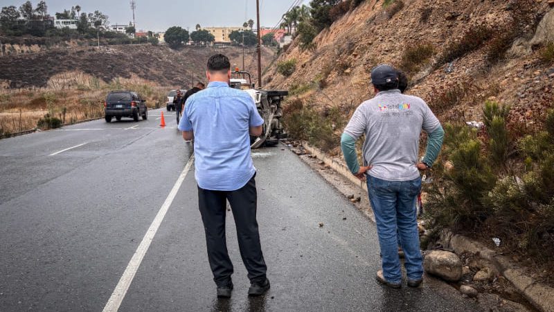 Vehículo de carga vuelca sobre el bulevar Fundadores